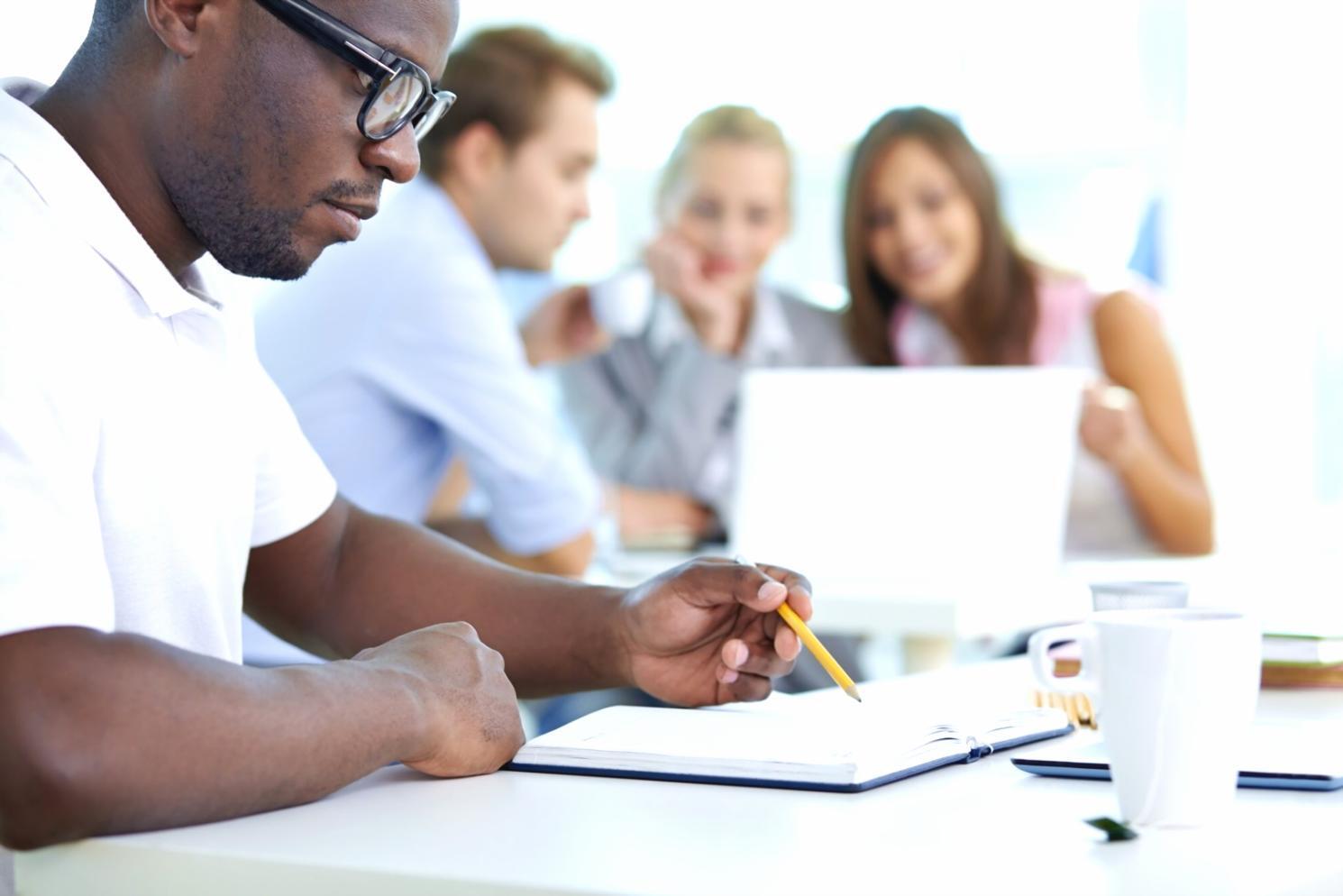 Arbeitsplatz mit Finanzunterlagen und Planungsmaterialien